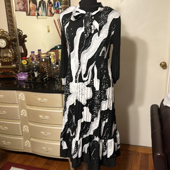 NWOT N BYNANCY WOMEN’S BEAUTIFUL 😻 BLACK AND WHITE COLOR DRESS - Picture 1 of 14
